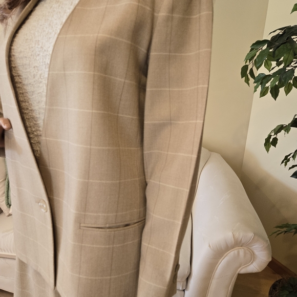 SuitsMe Chevron Design Tan Windowpane Plaid Woman's Business Suit, Size 12 - Picture 7 of 12